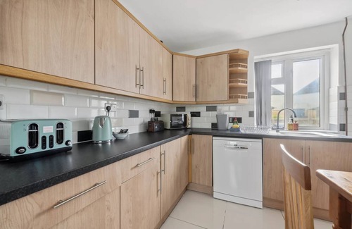 Littlemore House | Spacious 3 Bed Semi Detached House in Oxford for Upto 7 Guests