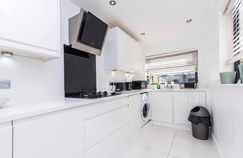 Acresford House | Spacious 3-Bed w/Parking, Near Coventry & Birmingham