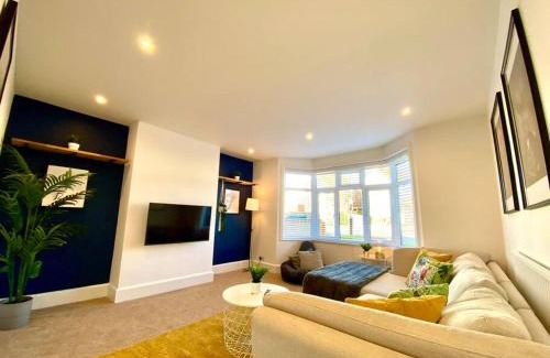 Poole House | Spacious 3 Bedroom House - 5 Minutes to the nearest Beach! - Great Location - Garden - Parking - Fast WiFi - Smart TV - Newly decorated - sleeps up to 7! Close to Poole & Bournemouth & Sandbanks