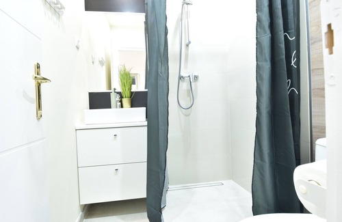 Csarnok negyed Apartment | Spacious 3-bedroom apartment with WiFi, AC in beautiful Budapest