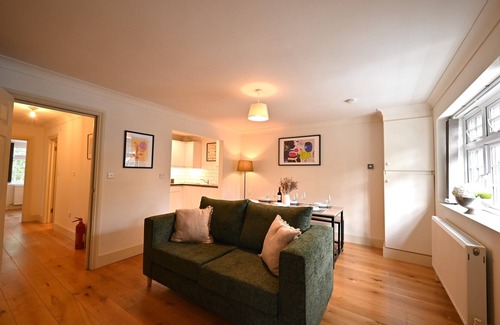 Redhill Apartment | Spacious 3-bedroom apartment in charming Redhill with WiFi
