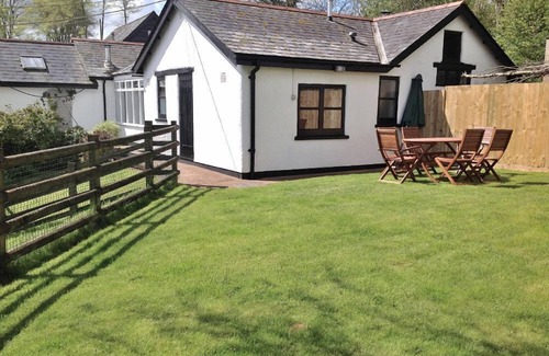 Tiverton Cottage | Spacious 3 bedroom country cottage, indoor pool & sauna, conservatory