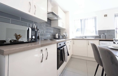Leigh House | Spacious 3 Bedroom Home with Garden & Parking