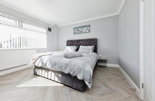Greenhill House | Spacious 3 Bedroom Modern House with Garden