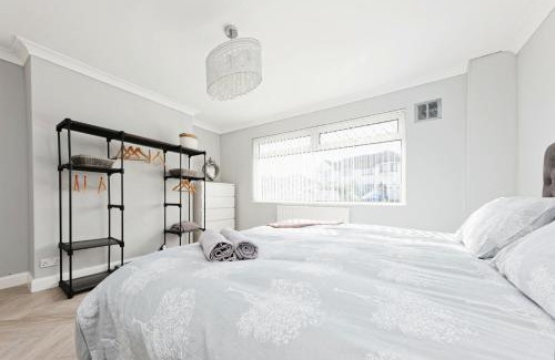Greenhill House | Spacious 3 Bedroom Modern House with Garden