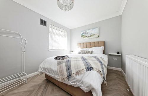 Greenhill House | Spacious 3 Bedroom Modern House with Garden
