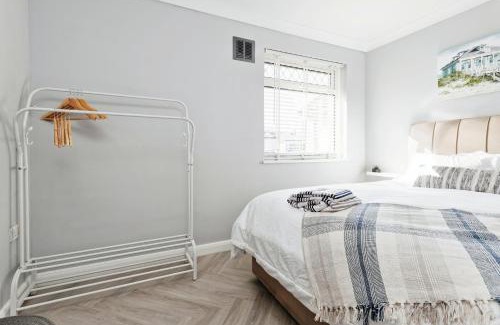 Greenhill House | Spacious 3 Bedroom Modern House with Garden