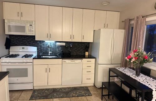 Malden Apartment | Spacious 3 Bedroom Near Train Station