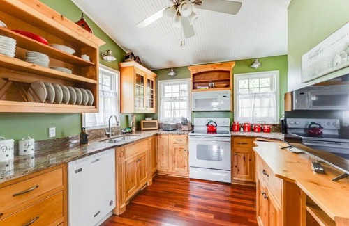 St. Anthony House | Spacious 3-bedroom house in peaceful neighborhood - WiFi, AC, full kitchen