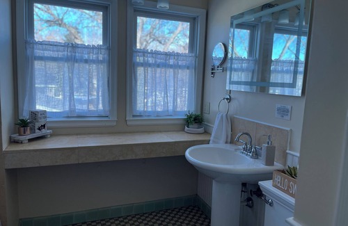 St. Anthony House | Spacious 3-bedroom house in peaceful neighborhood - WiFi, AC, full kitchen