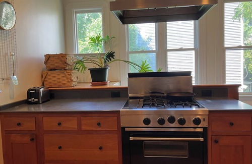 Spring Hill Apartment | Spacious 3+ bedroom with parking, patio & balcony near Harvard Law and Lesley U.