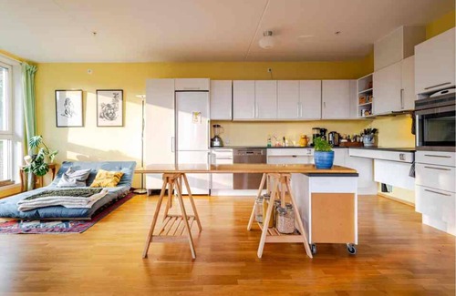 Oslo Condo | Spacious 3-bedroom with 3 balconies, 2 bthrms, sea view and free indoor parking