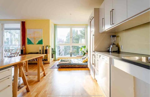 Oslo Condo | Spacious 3-bedroom with 3 balconies, 2 bthrms, sea view and free indoor parking