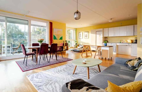 Oslo Condo | Spacious 3-bedroom with 3 balconies, 2 bthrms, sea view and free indoor parking