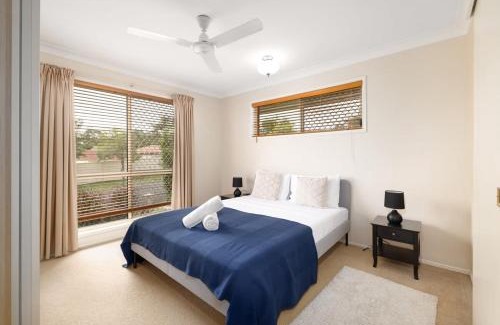 Calamvale House | Spacious 3-BR Haven Prime Location Shopping Centre