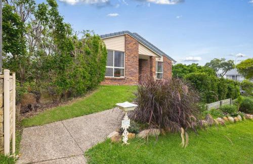 Calamvale House | Spacious 3-BR Haven Prime Location Shopping Centre