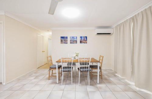 Calamvale House | Spacious 3-BR Haven Prime Location Shopping Centre