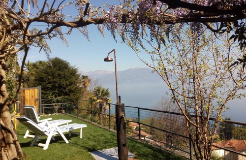 Gonte Apartment | Spacious 3½-room apartment with beautiful sunny garden & view of the lake