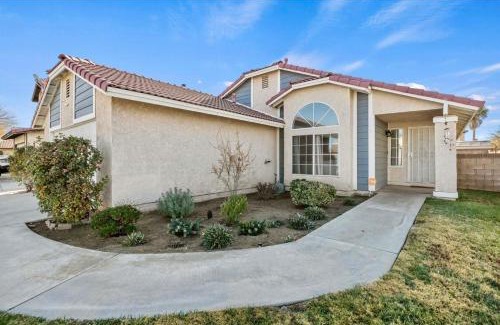 Lancaster House | Spacious 3B 2BA Home with High Ceilings and Large Patio