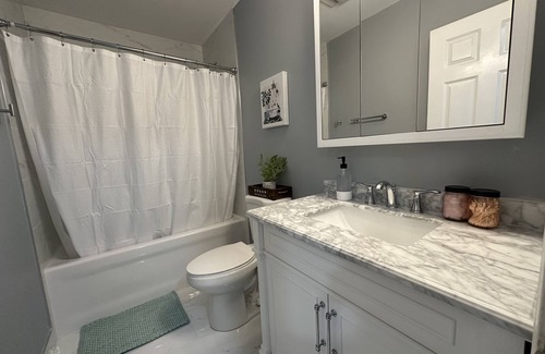 DeKalb House | Spacious 3BD 2BA 5 MIN TO NIU Pets Welcome Fast WIFI