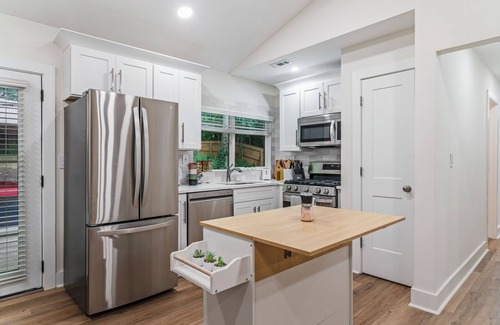 Alpharetta House | Spacious 3BD House - BBQ - Backyard Games & Sports