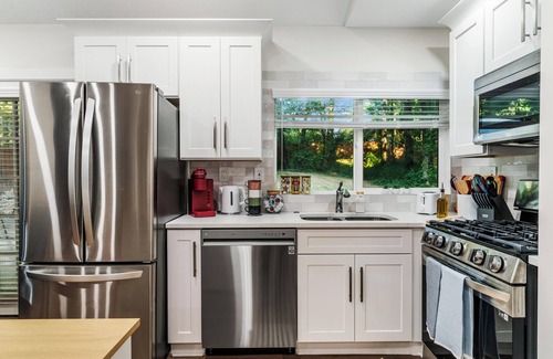 Alpharetta House | Spacious 3BD House - BBQ - Backyard Games & Sports