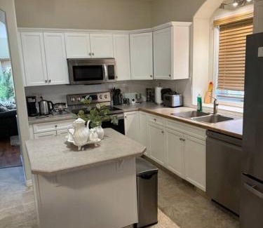 Red Deer House | Spacious 3bedrm for family or business travellers