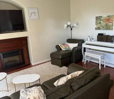 Red Deer House | Spacious 3bedrm for family or business travellers
