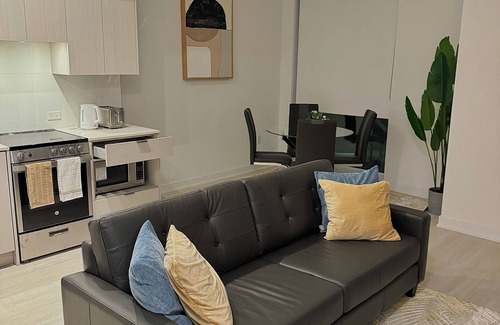Downtown Mississauga House | Spacious 3bedroom Retreat in Square One Area. Your perfect getaway awaits.
