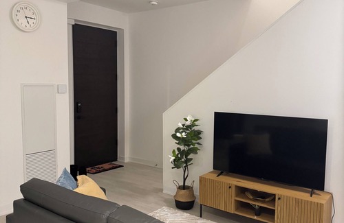 Downtown Mississauga House | Spacious 3bedroom Retreat in Square One Area. Your perfect getaway awaits.
