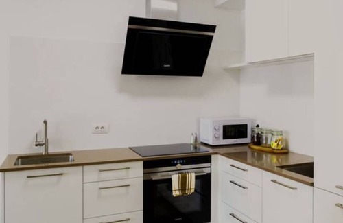Klein-Antwerpen Apartment | Spacious 3BR 2/5 BA Near Diamond District by Oneluxstay