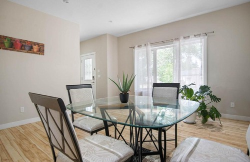 Saskatoon House | SPACIOUS 3BR 2STOREY SUITE CNTRLY LCTD IN THE CITY