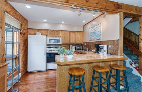 Hunter Ski Chalet | Spacious 3BR/3BA Upstate Luxury Retreat with Glorious Autumn Scenery