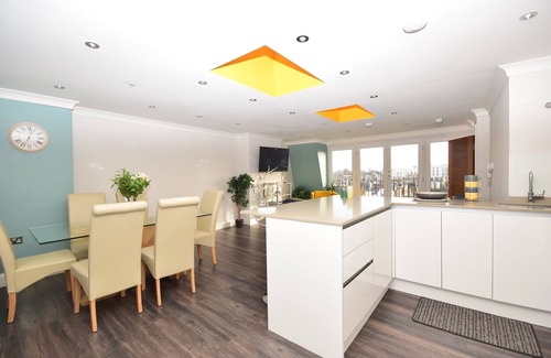 Town Apartment | Spacious 3BR family apartment in Parsons Green