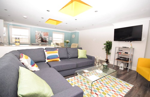 Town Apartment | Spacious 3BR family apartment in Parsons Green
