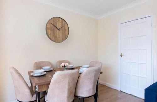Turkey Street Apartment | Spacious 3BR House in Enfield North London with Garden