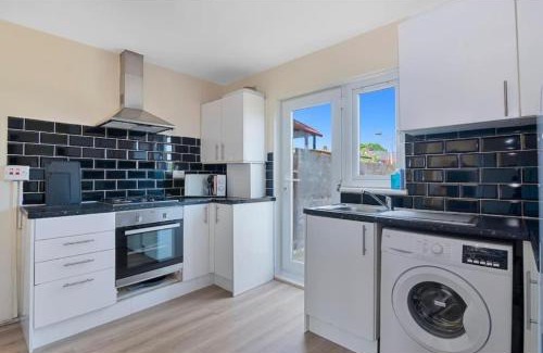 Turkey Street Apartment | Spacious 3BR House in Enfield North London with Garden