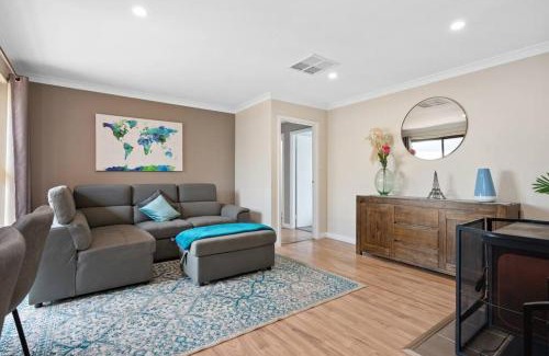 Hannans House | Spacious 3BR house with a cosy log fire & luxury spa bath