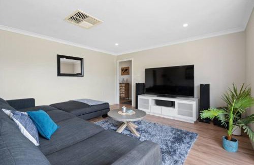 Hannans House | Spacious 3BR house with a cosy log fire & luxury spa bath