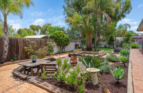Hannans House | Spacious 3BR house with a cosy log fire & luxury spa bath
