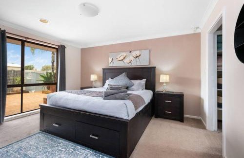Hannans House | Spacious 3BR house with a cosy log fire & luxury spa bath