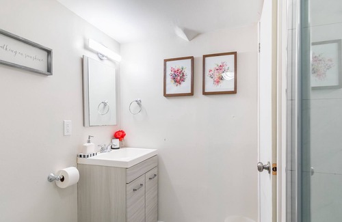 Cabbagetown South House | Spacious 3BR, near Dundas, Eaton. Parking/BBQ/deck