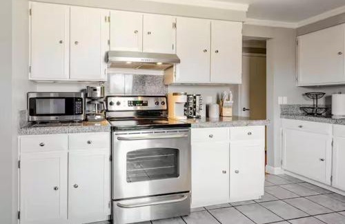 Park East House | Spacious 4 bdr w/Game Room 5 min Drive to College