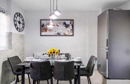 Custom House Apartment | Spacious, 4 bed, Garden, Parking, ExCel London