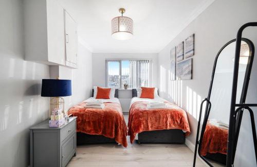 Custom House Apartment | Spacious, 4 bed, Garden, Parking, ExCel London