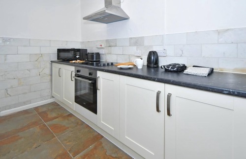 Forsbrook House | Spacious 4 Bed House - Near Alton Towers