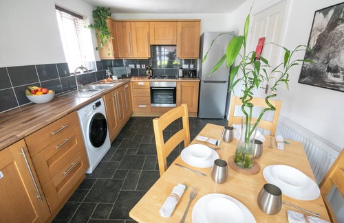 Long Eaton House | Spacious 4 Bed Modern Townhouse with Parking