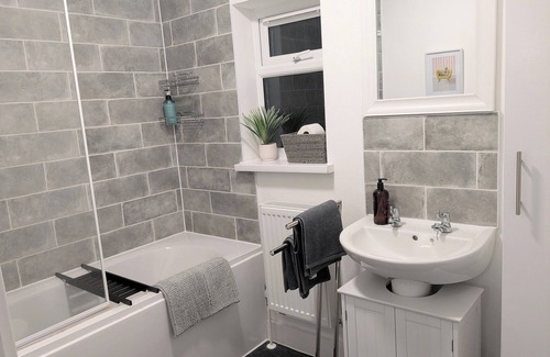 Colchester Apartment | Spacious 4 Bed/Sleeps 8