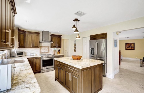 Deerfield Beach Villa | Spacious 4 bedroom, 3 bath Villa with Screened-In Heated Pool, Gourmet Kitchen