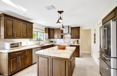 Deerfield Beach Villa | Spacious 4 bedroom, 3 bath Villa with Screened-In Heated Pool, Gourmet Kitchen